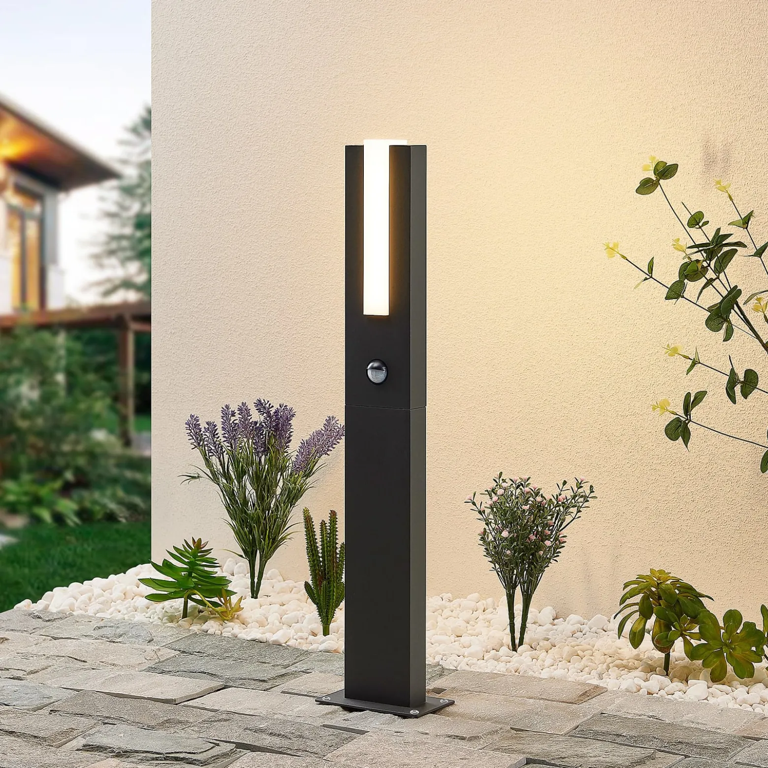 Lucande Virgalia LED-projektorivalaisin, liiketunnistin, 65 cm, IP54