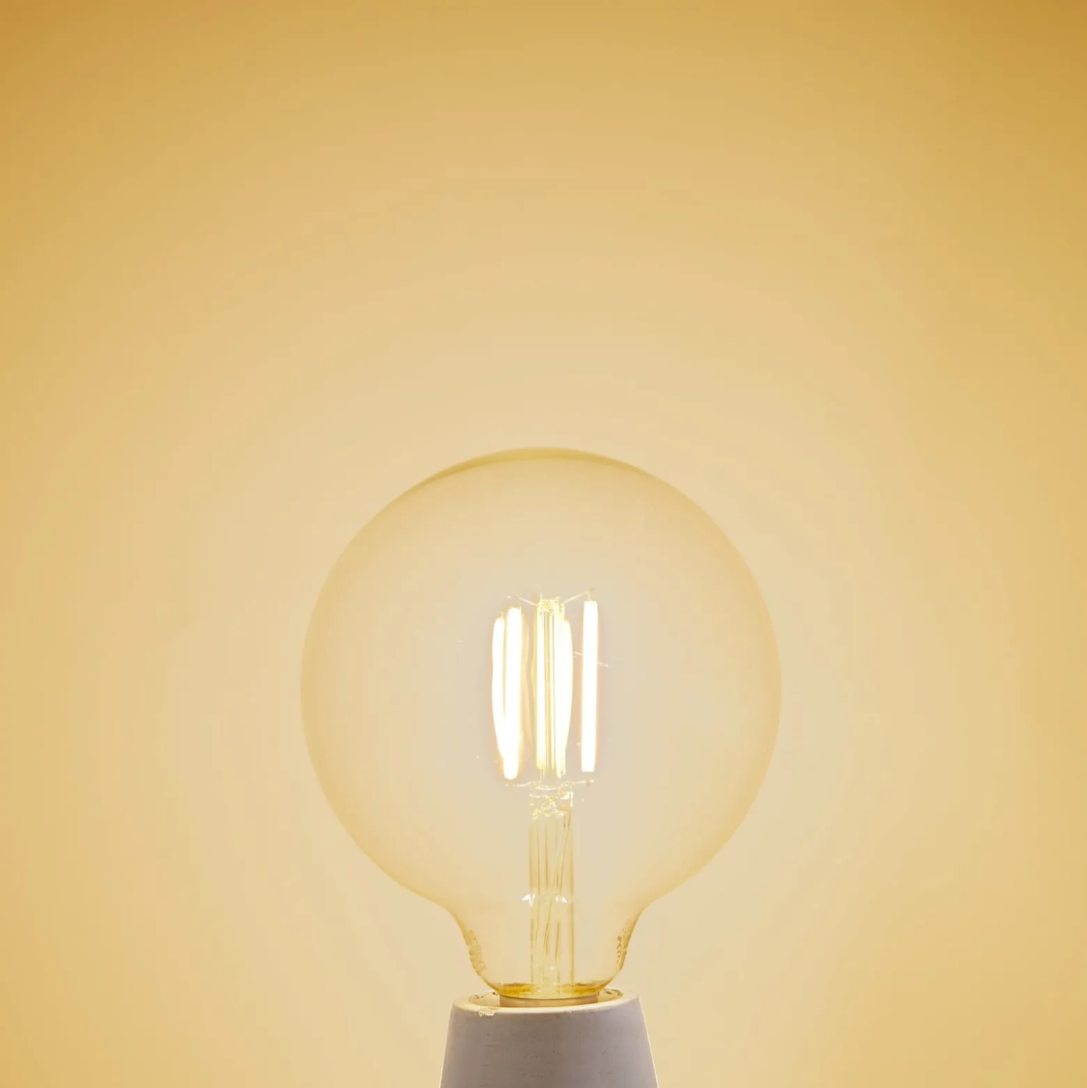 LUUMR Smart LED-lamppu kirkas E27 G125 7W Tuya WLAN CCT
