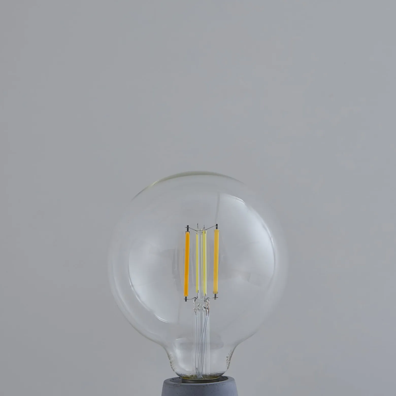 LUUMR Smart LED-lamppu kirkas E27 G125 7W Tuya WLAN CCT