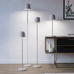Mannera-L-LED-akku-terassivalaisin, harmaa, korkeus 140 cm, metallia