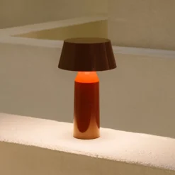 MARSET Bicoca -LED-akkupöytälamppu, viininpunainen
