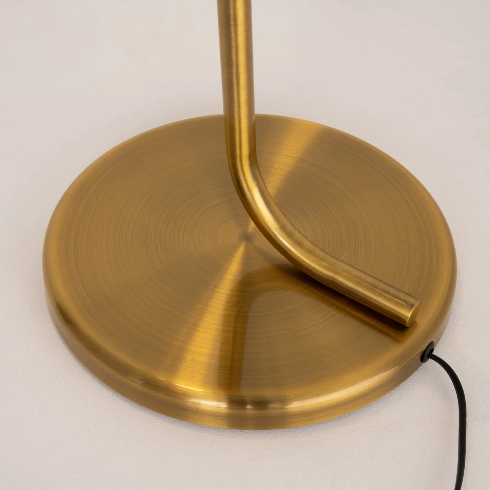 Maytoni lasinen lattiavalaisin Cabaret, messinki, korkeus 126,5 cm