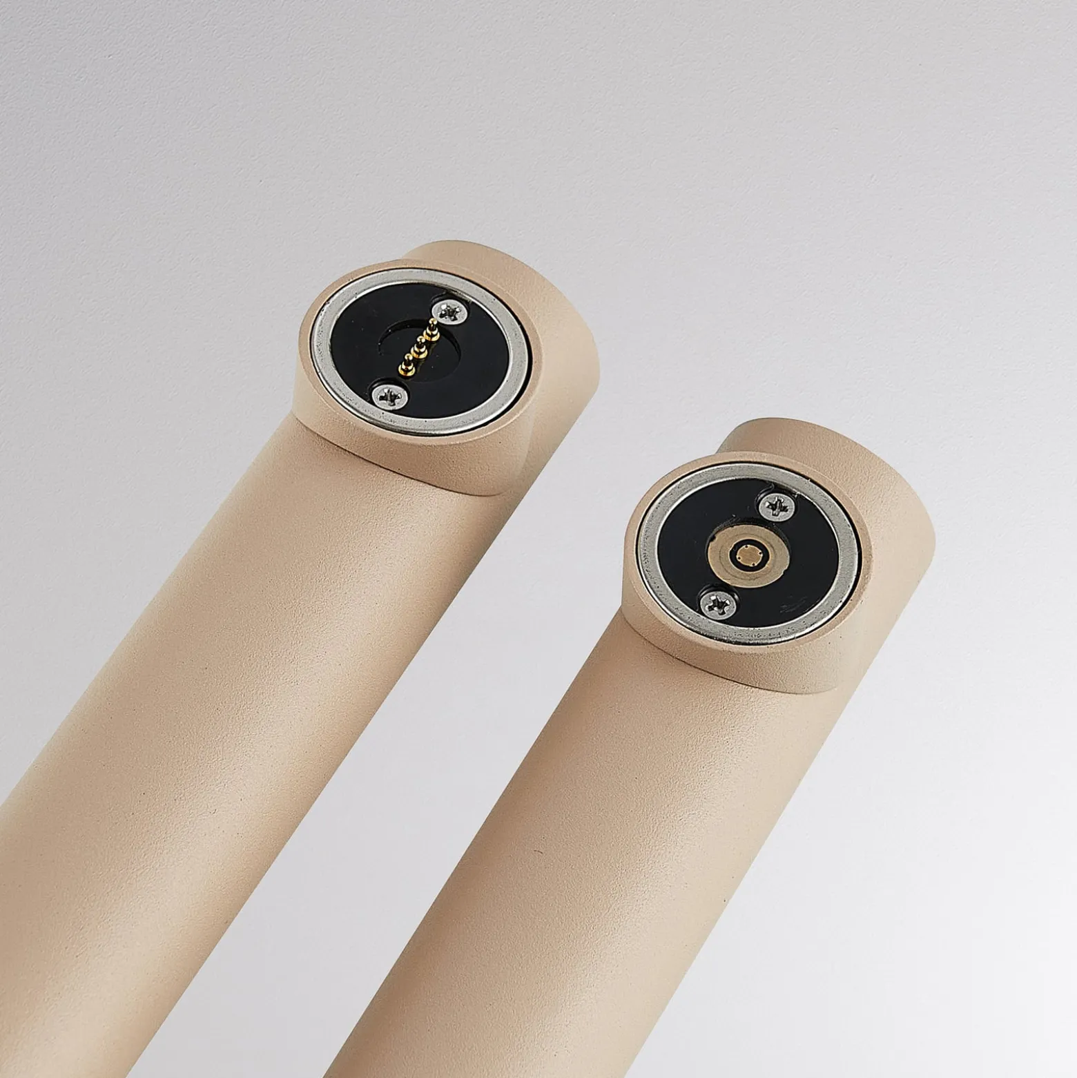 Molto Luce LED-ladattava pöytävalaisin Mimo T, hiekanvärinen, alumiini