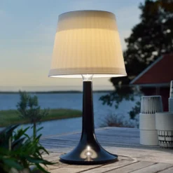 Musta aurinkokäyt. LED-pöytävalaisin Assisi Sitra