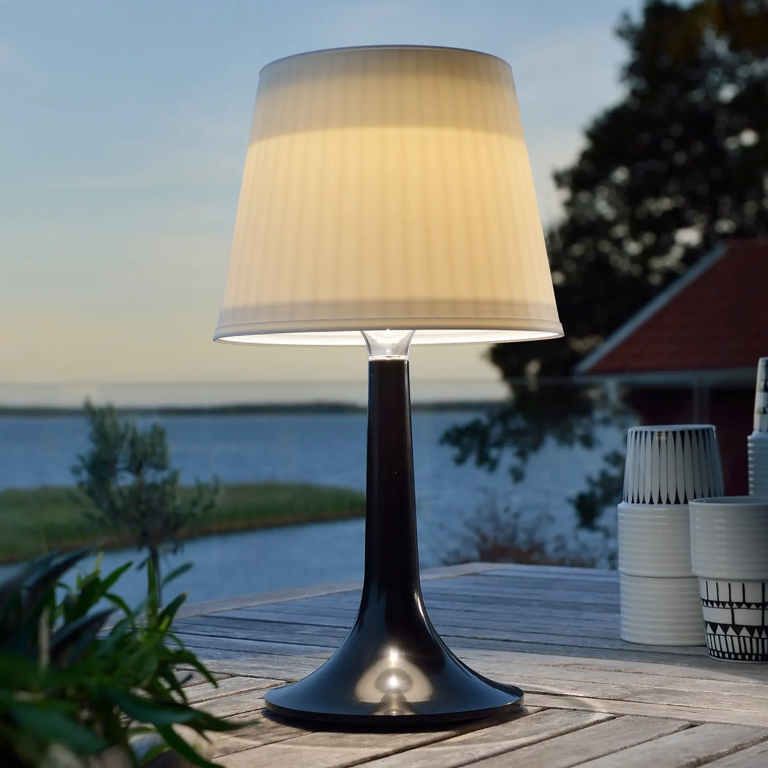 Musta aurinkokäyt. LED-pöytävalaisin Assisi Sitra