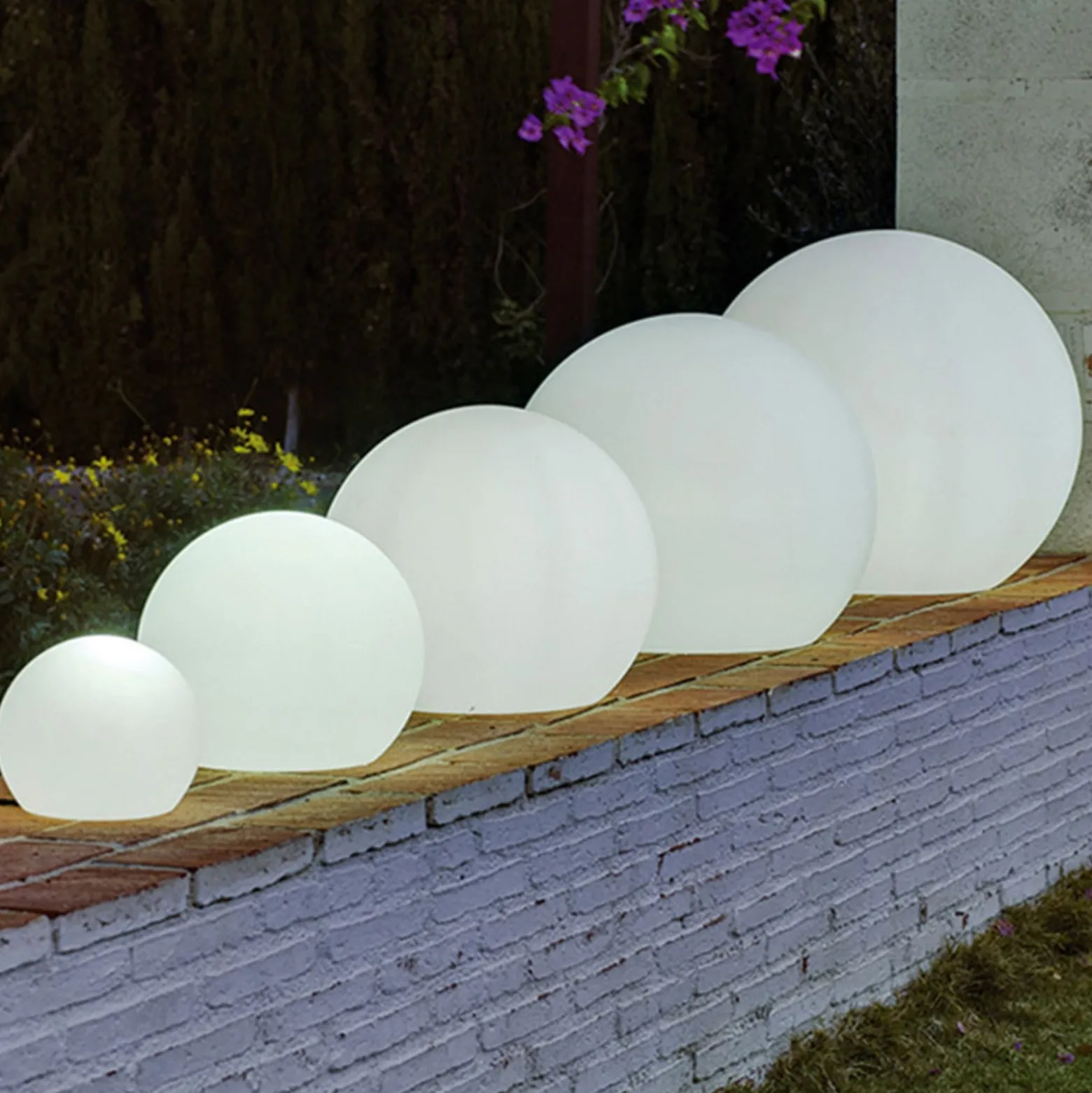 Newgarden Buly LED-aurinkovalopallo IP65, Ø 20cm
