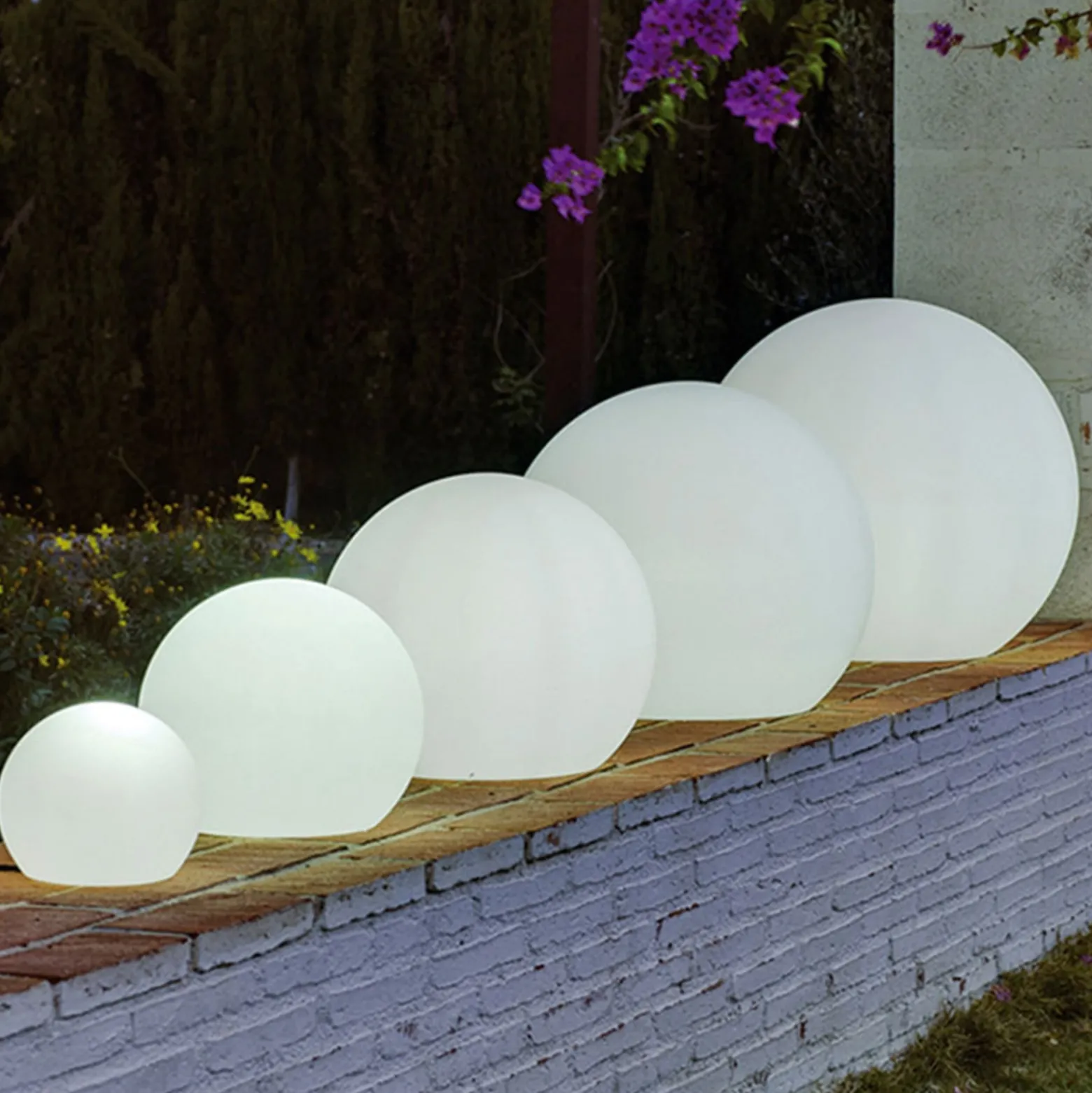 Newgarden Buly LED-aurinkovalopallo IP65, Ø 30cm