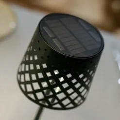 Newgarden LED-aurinkopöytävalaisin Gretita, musta, metallia