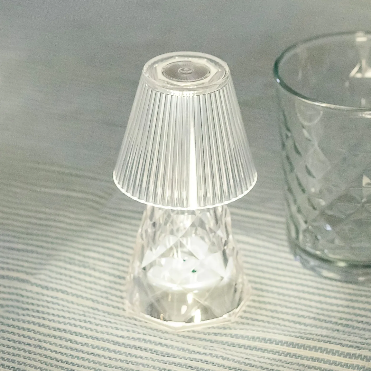 Newgarden LED-pöytävalaisin Lola 12 lux, paristo, läpinäkyvä, läpinäkyvä