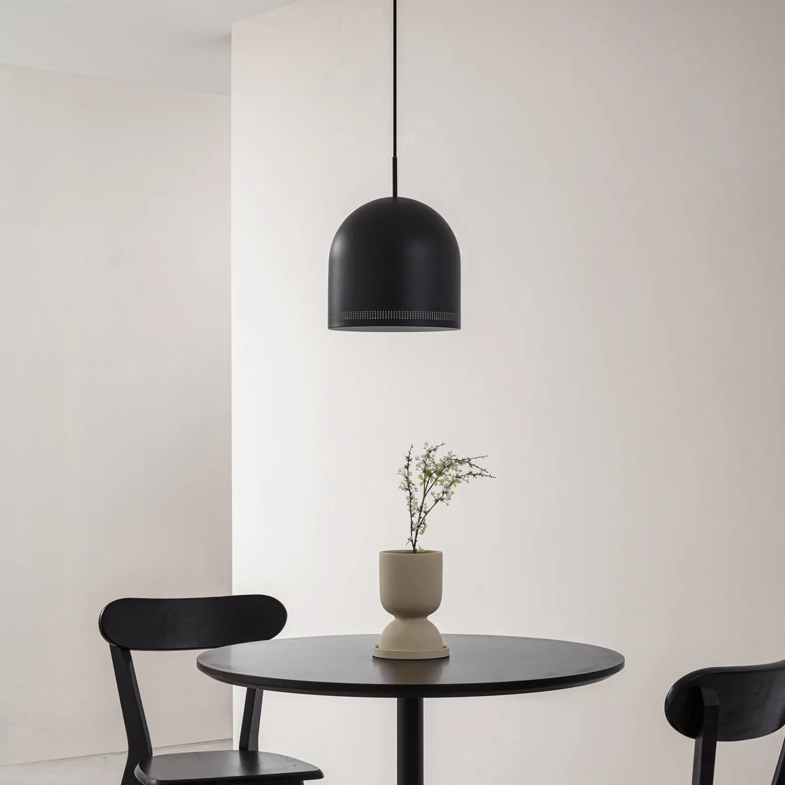 NOLA Oura-riippuvalaisin, Ø 25 cm, musta, rauta, E27