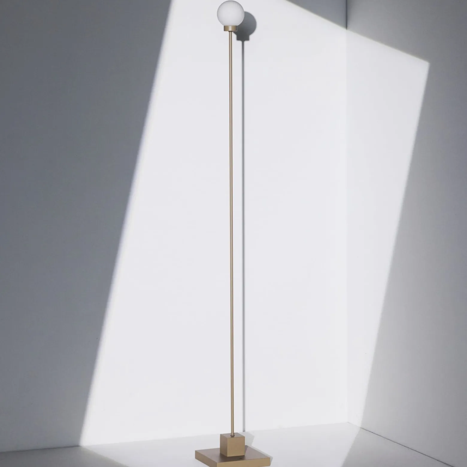 Northern LED-akku-lattiavalaisin Snowball, harmaanbeige, 2700 K