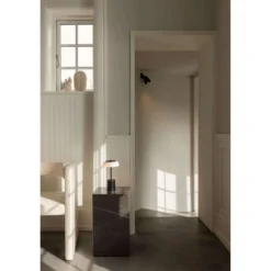Nuura LED-akkukäyttöinen pöytälamppu Blossi, korkeus 26 cm, musta/opaalinen