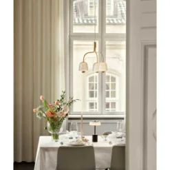 Nuura LED-akkukäyttöinen pöytälamppu Blossi, korkeus 26 cm, musta/opaalinen