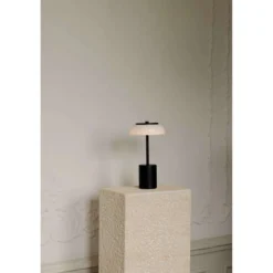 Nuura LED-akkukäyttöinen pöytälamppu Blossi, korkeus 26 cm, musta/opaalinen