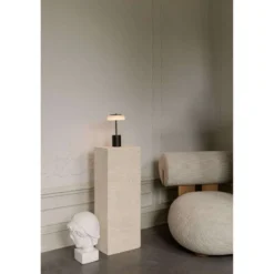 Nuura LED-akkukäyttöinen pöytälamppu Blossi, korkeus 26 cm, musta/opaalinen