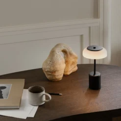 Nuura LED-akkukäyttöinen pöytälamppu Blossi, korkeus 26 cm, musta/opaalinen