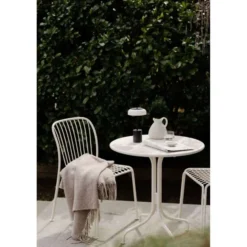 Nuura LED-akkukäyttöinen pöytälamppu Blossi, korkeus 26 cm, musta/opaalinen