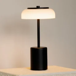 Nuura LED-akkukäyttöinen pöytälamppu Blossi, korkeus 26 cm, musta/opaalinen