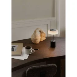 Nuura LED-akkukäyttöinen pöytälamppu Blossi, korkeus 26 cm, musta/opaalinen