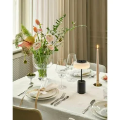 Nuura LED-akkukäyttöinen pöytälamppu Blossi, korkeus 26 cm, musta/opaalinen