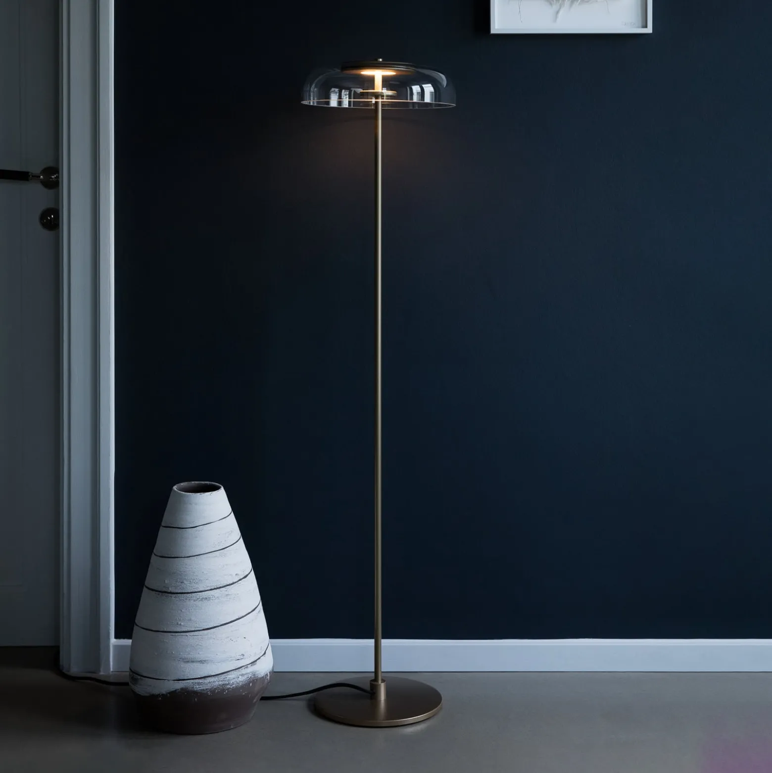 Nuura LED-lattiavalaisin Blossi, korkeus 120 cm, kullanvärinen/kirkas