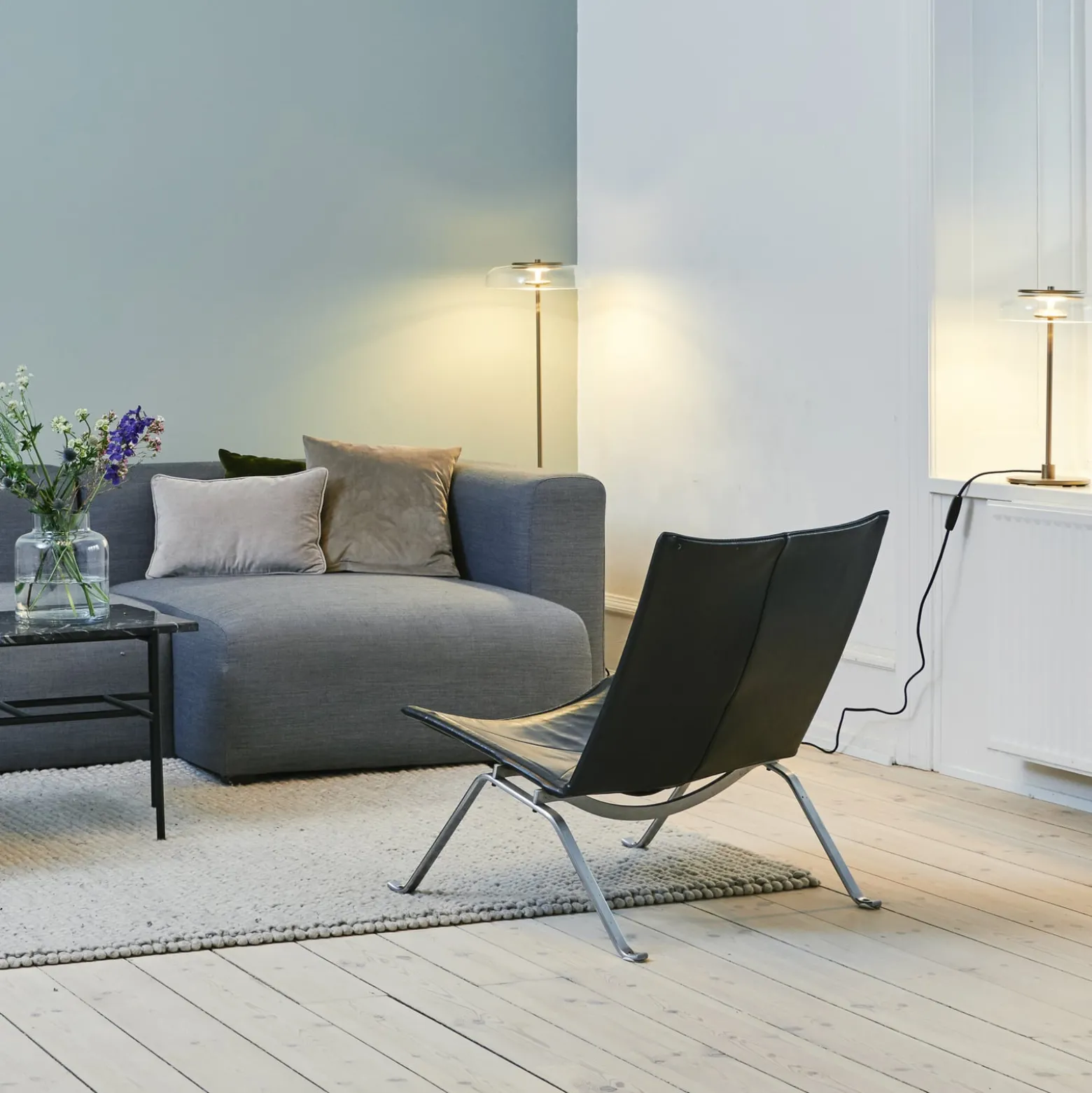 Nuura LED-lattiavalaisin Blossi, korkeus 120 cm, kullanvärinen/kirkas