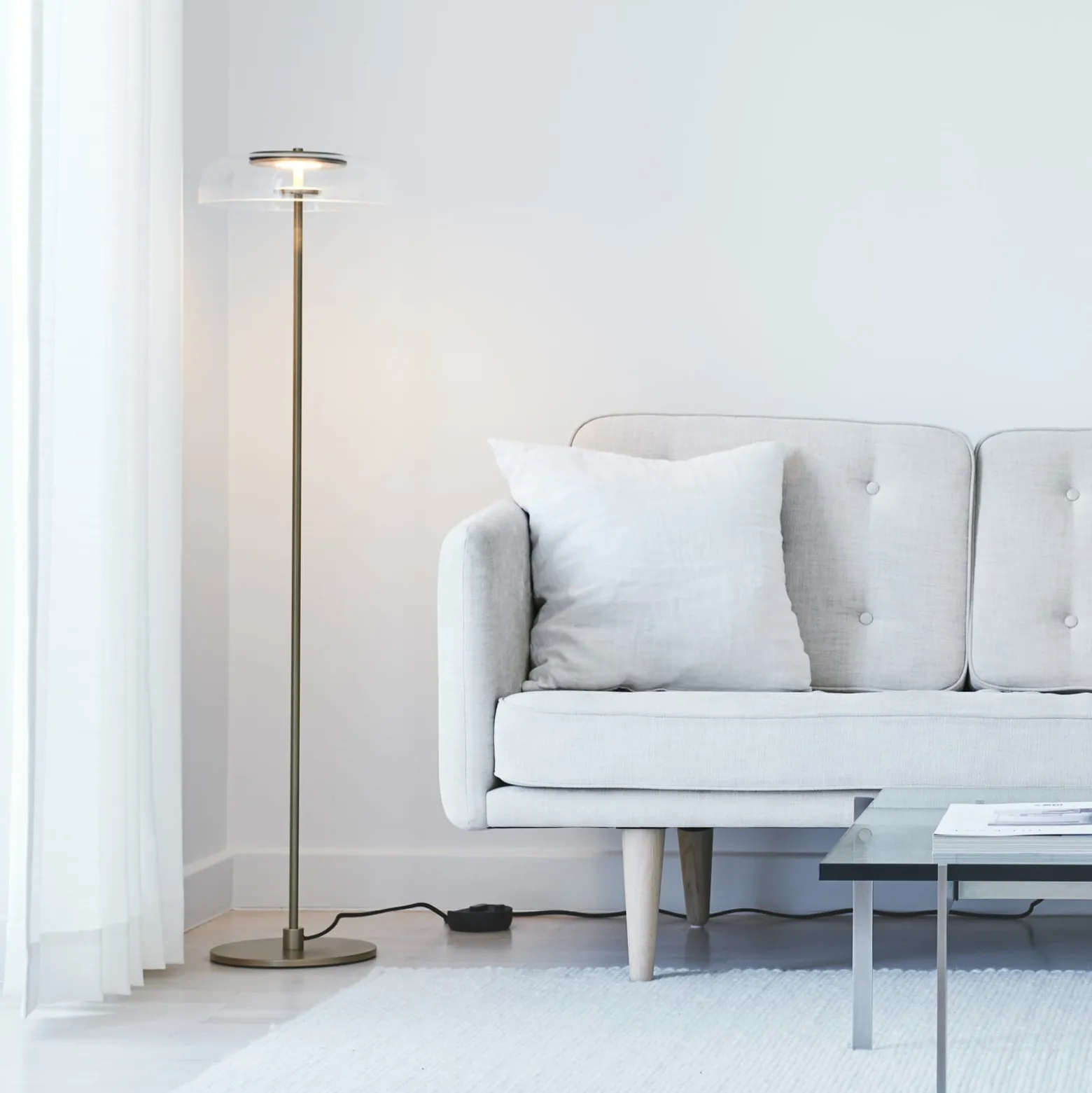 Nuura LED-lattiavalaisin Blossi, korkeus 120 cm, kullanvärinen/kirkas