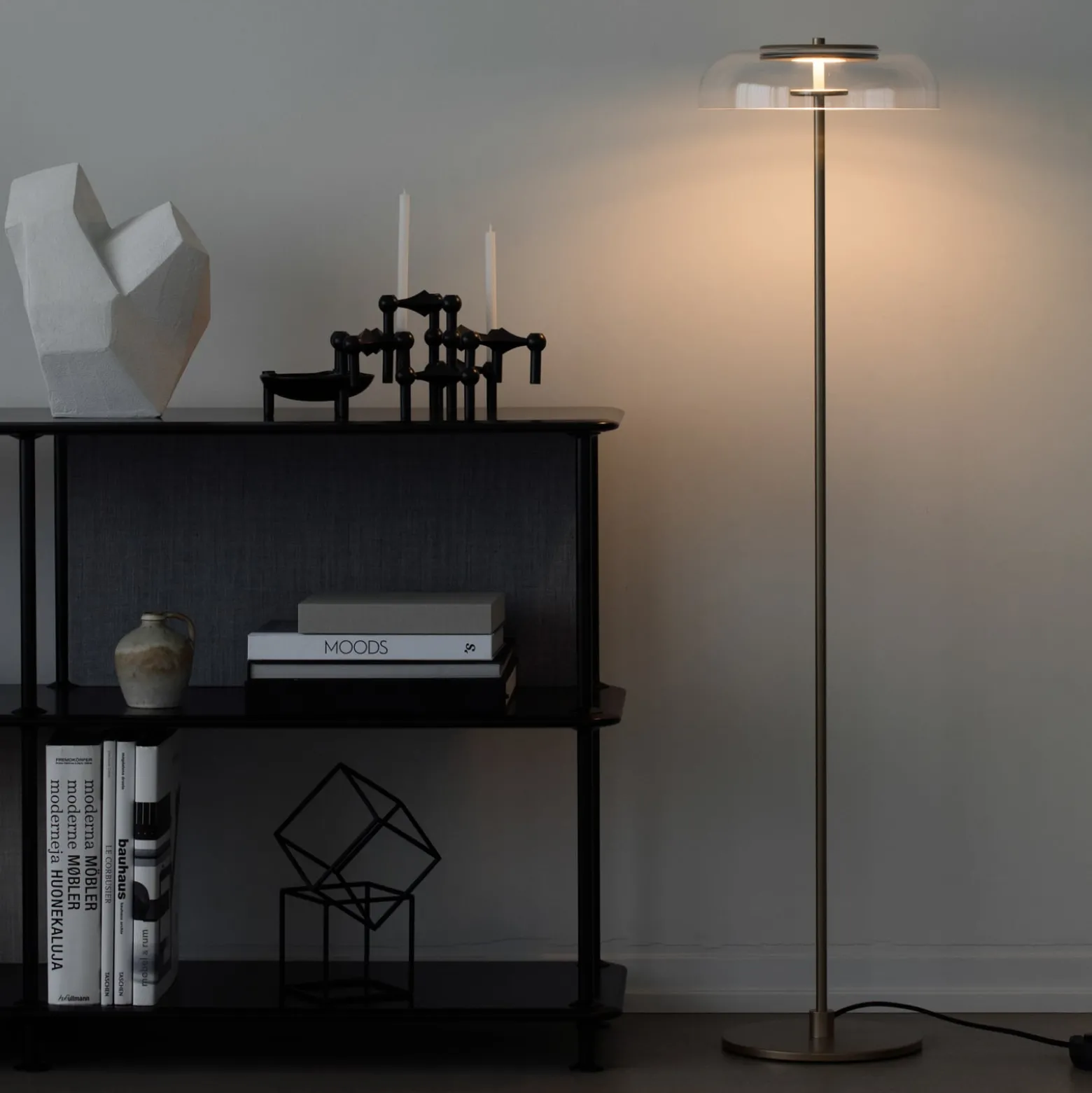 Nuura LED-lattiavalaisin Blossi, korkeus 120 cm, kullanvärinen/kirkas