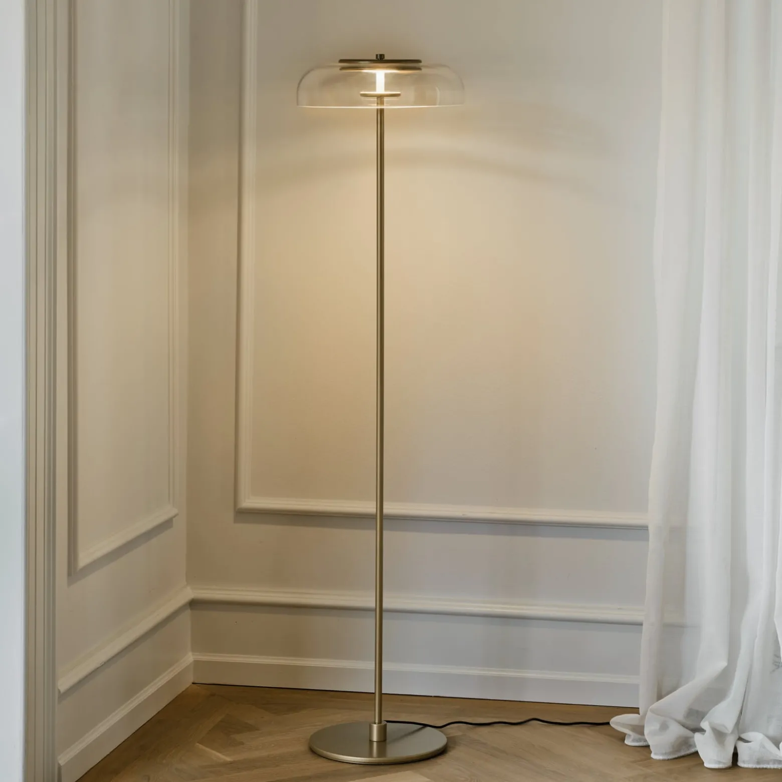 Nuura LED-lattiavalaisin Blossi, korkeus 120 cm, kullanvärinen/kirkas