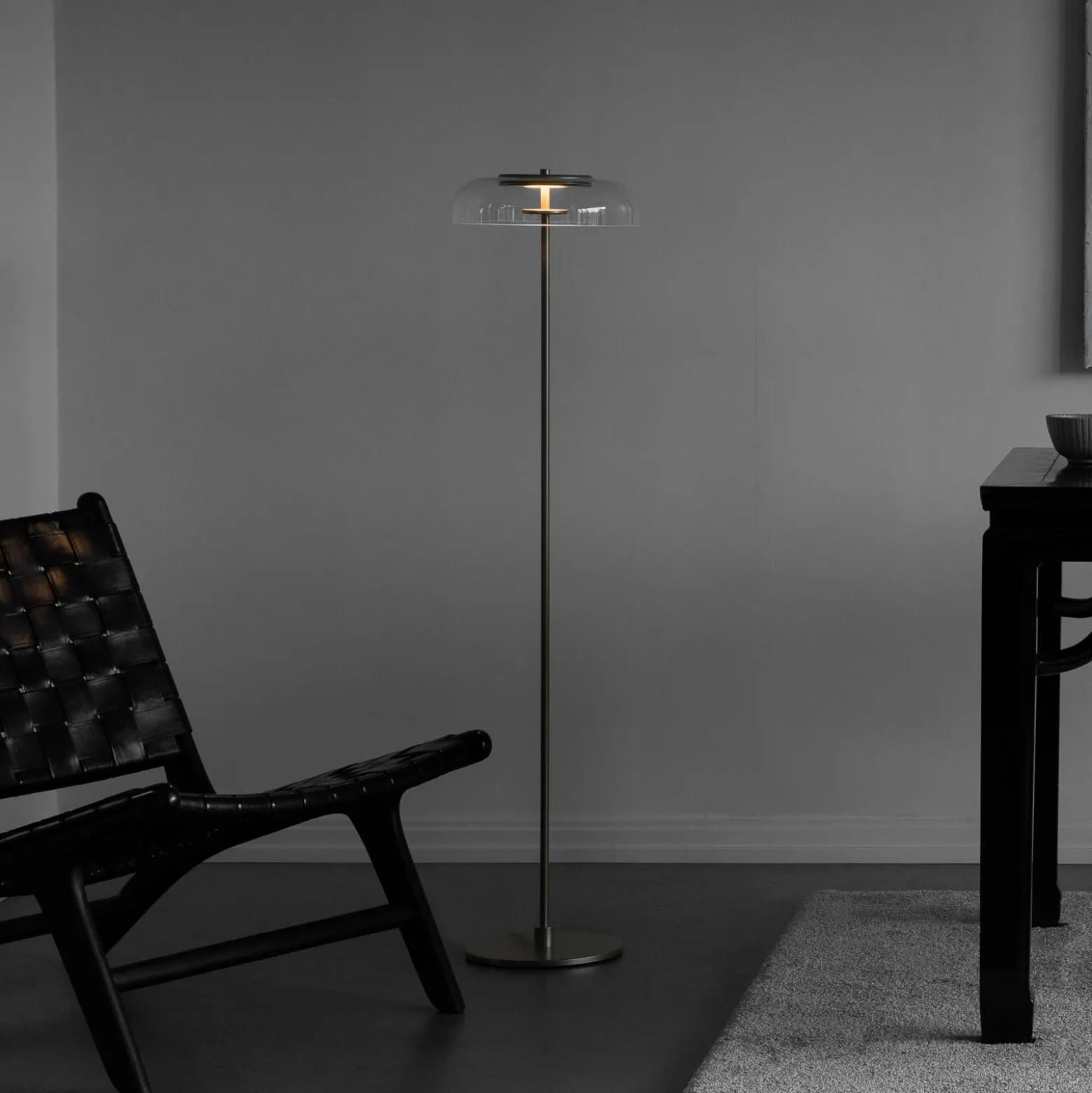 Nuura LED-lattiavalaisin Blossi, korkeus 120 cm, kullanvärinen/kirkas