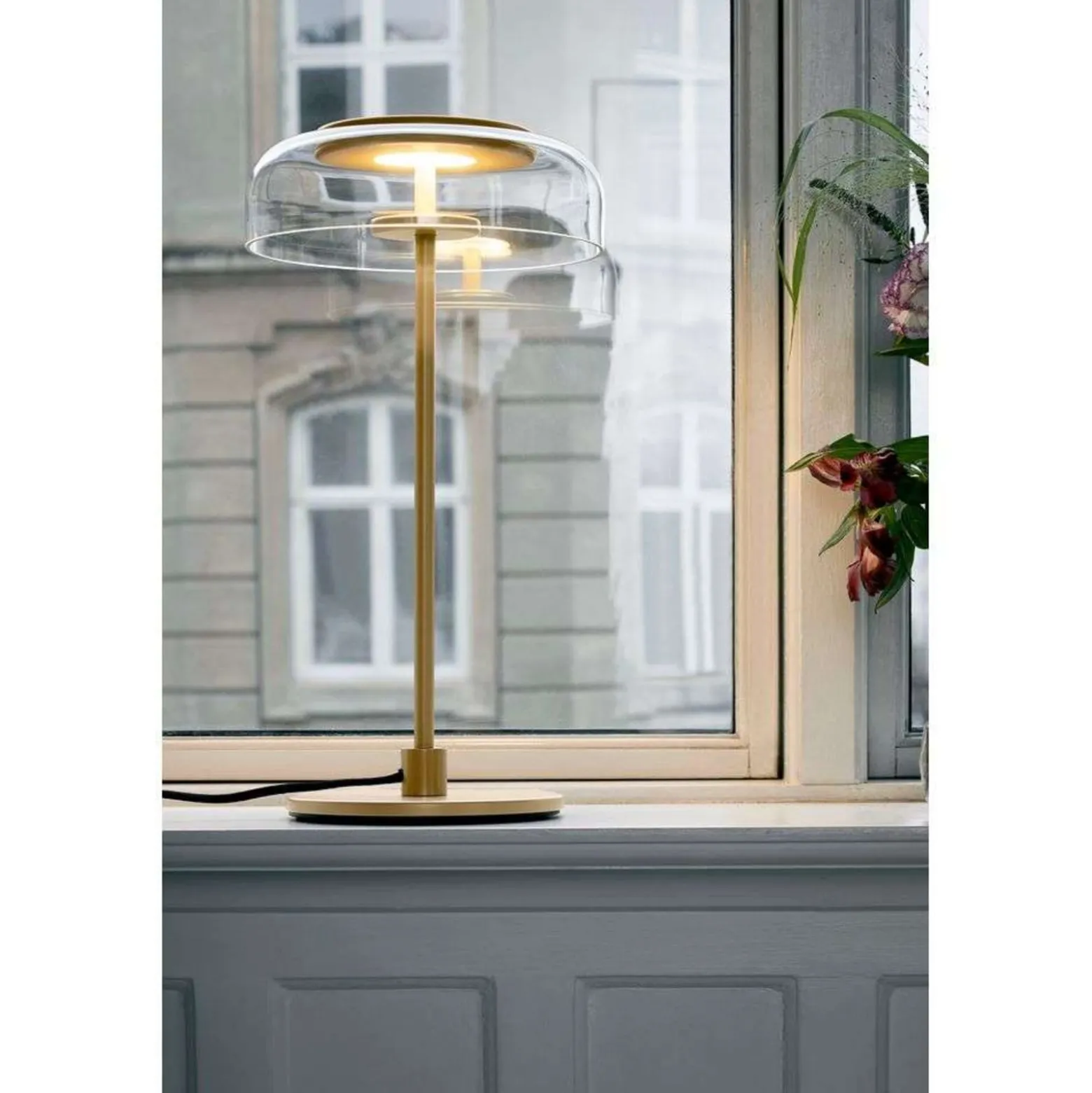 Nuura LED-pöytävalaisin Blossi, korkeus 43 cm, kultainen/kirkas
