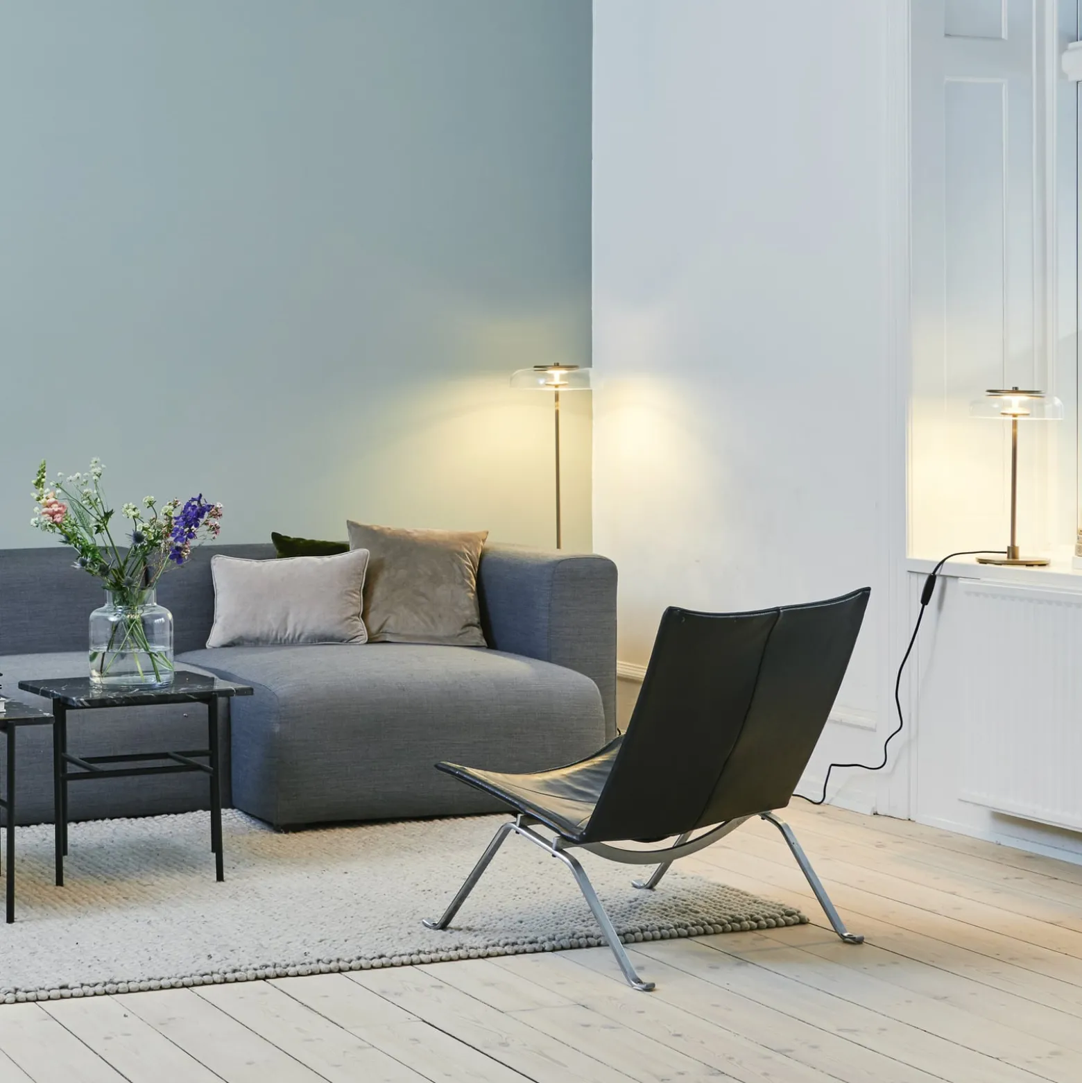 Nuura LED-pöytävalaisin Blossi, korkeus 43 cm, kultainen/kirkas