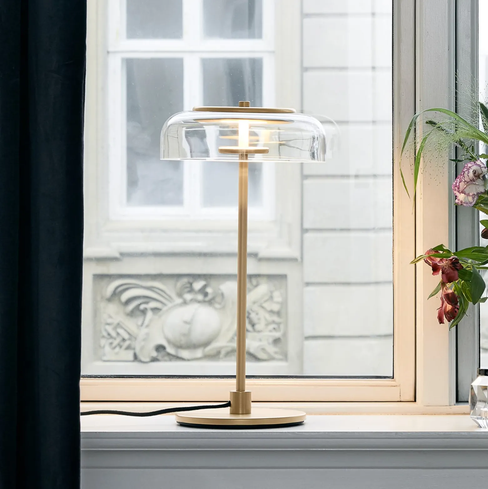 Nuura LED-pöytävalaisin Blossi, korkeus 43 cm, kultainen/kirkas