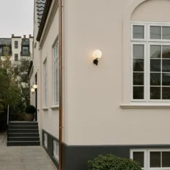 Nuura ulkoseinälamppu Miira, Ø 20 cm, musta/opaalinen