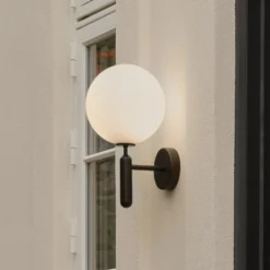 Nuura ulkoseinälamppu Miira, Ø 20 cm, musta/opaalinen