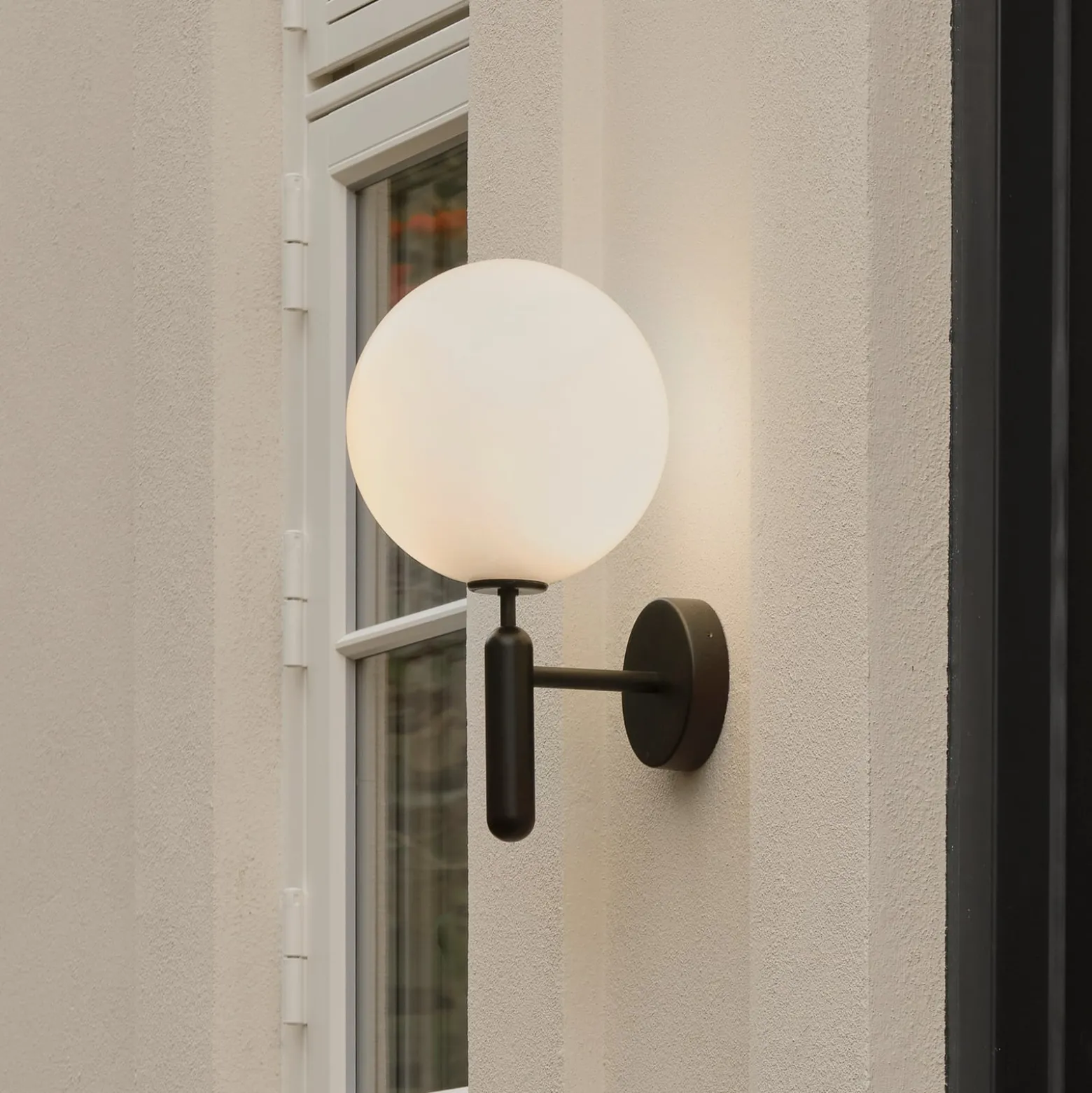 Nuura ulkoseinälamppu Miira, Ø 20 cm, musta/opaalinen