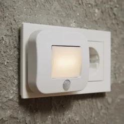 OSRAM LED-pistorasian yövalo LUNETTA HALL PIR-anturi valkoinen