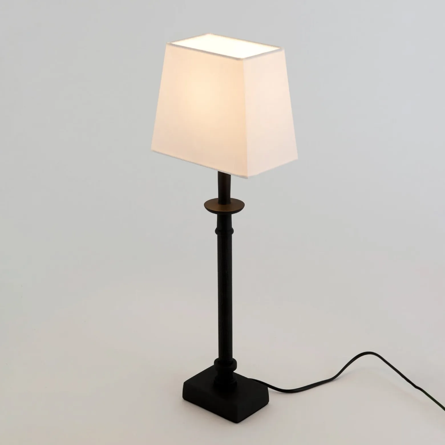 PALMARIA-pöytävalaisin, musta/valkoinen, korkeus 52 cm, metalli, E14