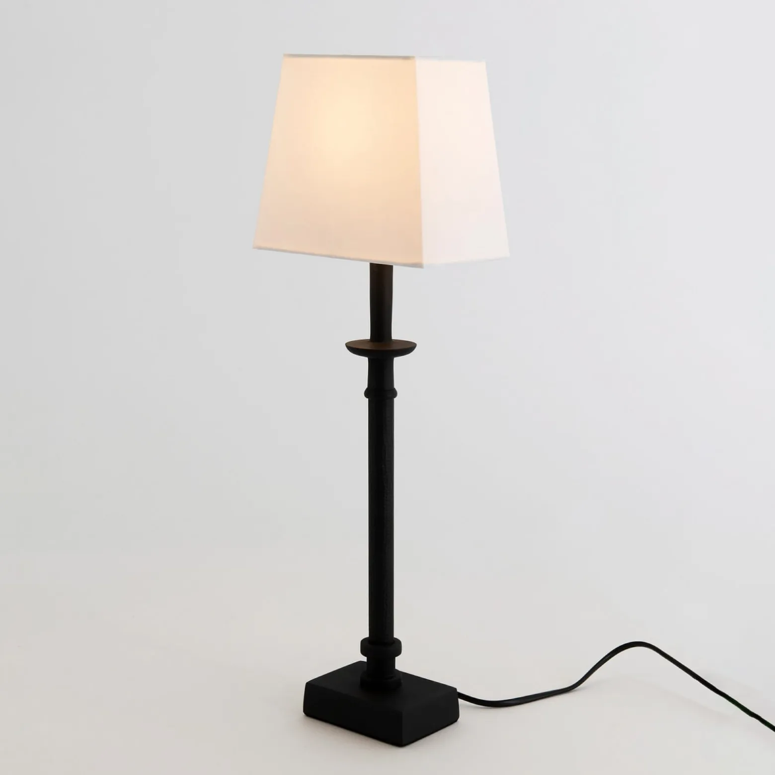 PALMARIA-pöytävalaisin, musta/valkoinen, korkeus 52 cm, metalli, E14