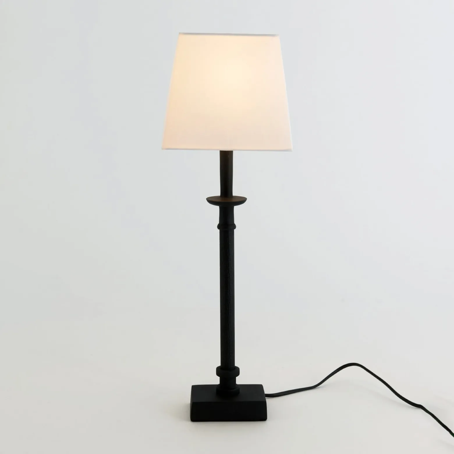 PALMARIA-pöytävalaisin, musta/valkoinen, korkeus 52 cm, metalli, E14