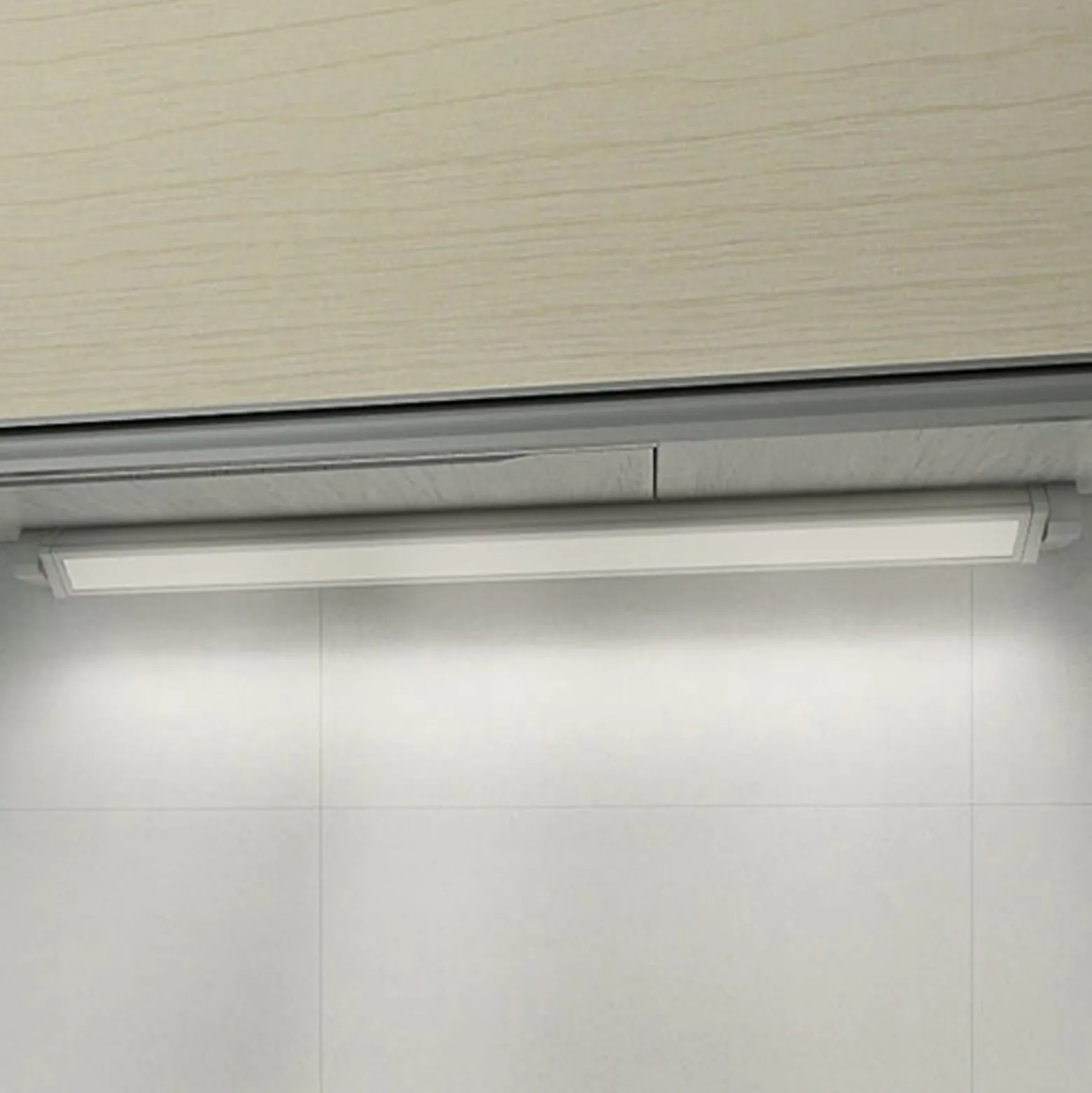 Pinta-asennettava LED-kalustevalaisin 957 P 77cm