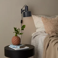 PR Home Solo -seinälamppu pistokkeella, mattamusta
