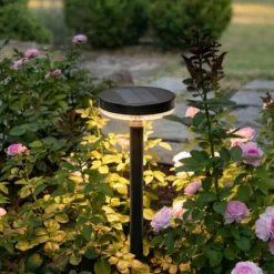 Prios Glenios LED-aurinkolamppu maapiikillä Prios Glenios LED-aurinkolamppu