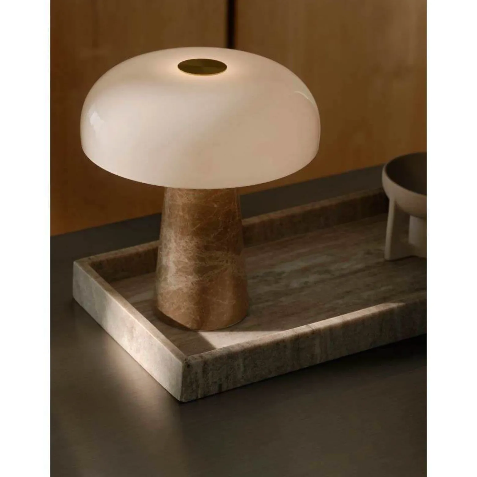 Pöytävalaisin Glossy, beige/valkoinen, korkeus 24 cm, marmori/lasi