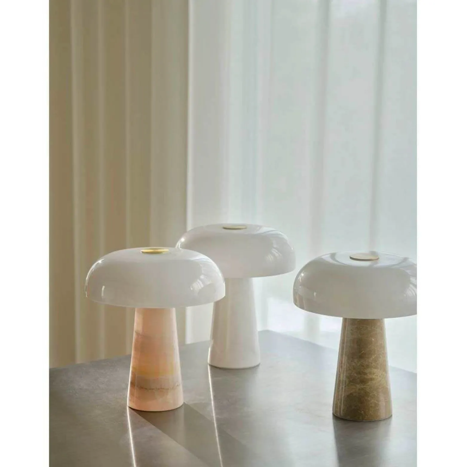 Pöytävalaisin Glossy, beige/valkoinen, korkeus 24 cm, marmori/lasi