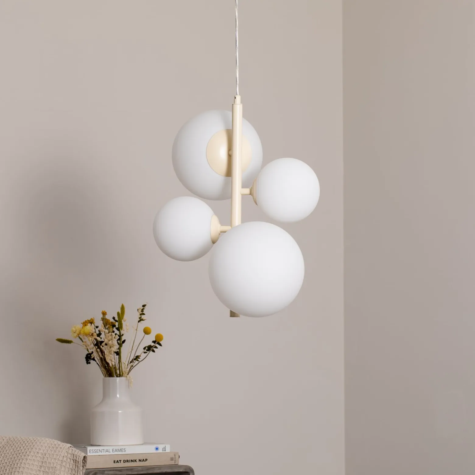 Riippuvalaisin Dione, opaali/kerma, 4-lamppuinen