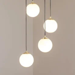 Riippuvalaisin Glassy, 4-lamppuinen, pyöreä, musta/opaali