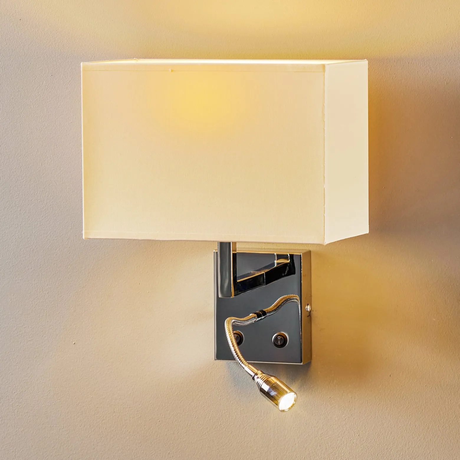 Seinävalaisin Hotel LED, valkoinen, tekstiili, 2-lamppuinen, LED-lukuvalaisin