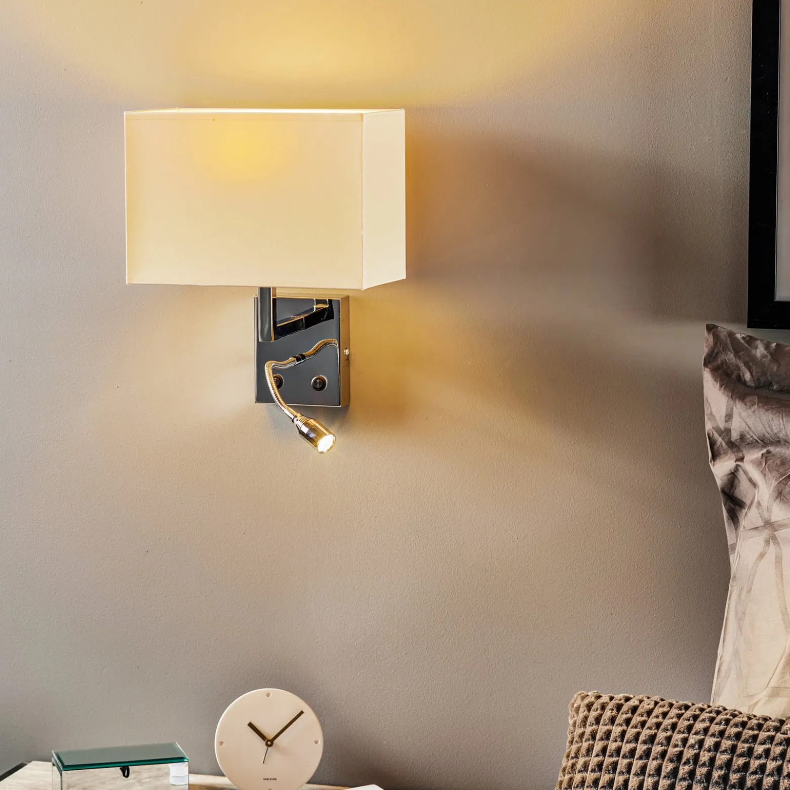 Seinävalaisin Hotel LED, valkoinen, tekstiili, 2-lamppuinen, LED-lukuvalaisin