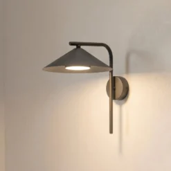 Seinävalaisin Lume, ruskea, metalli, korkeus 30,5 cm